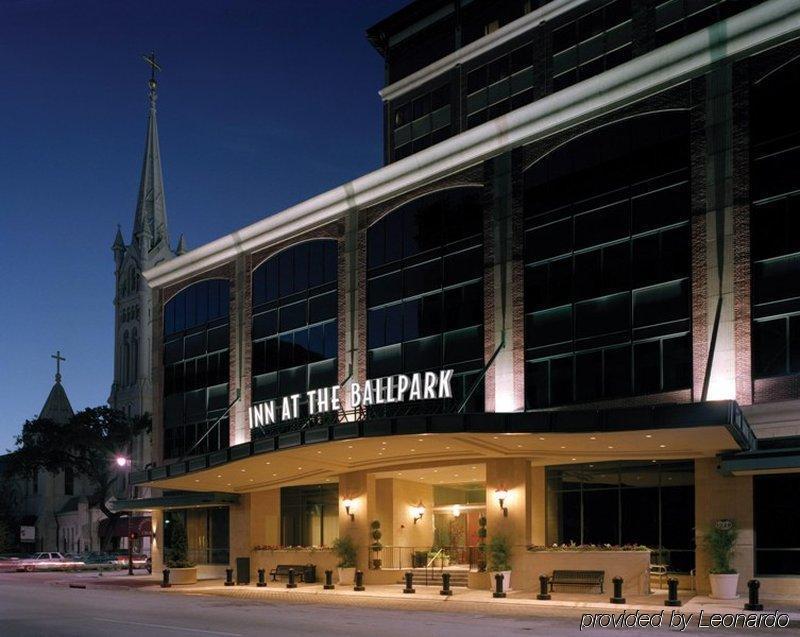 The Westin Houston Downtown Hotel Exterior photo